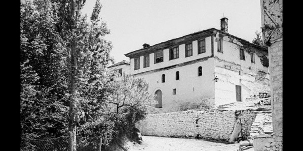 ΠΑΡΑΔΟΣΙΑΚΗ ΚΑΙ ΑΝΩΝΥΜΗ ΑΡΧΙΤΕΚΤΟΝΙΚΗ ΚΑΤΟΙΚΙΑ