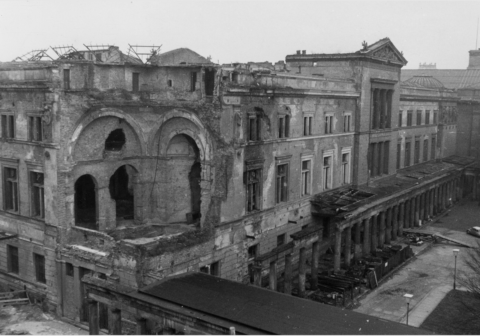 ΘΕΩΡΙΑ ΑΠΟΚΑΤΑΣΤΑΣΗΣ ΚΑΙ ΕΝΤΑΞΗΣ ΚΤΙΡΙΩΝ ΣΕ ΙΣΤΟΡΙΚΟ ΠΕΡΙΒΑΛΛΟΝ. ΜΕΛΕΤΗ ΠΕΡΙΠΤΩΣΗΣ ΤΟΥ NEUES MUSEUM ΣΤΟ ΒΕΡΟΛΙΝΟ